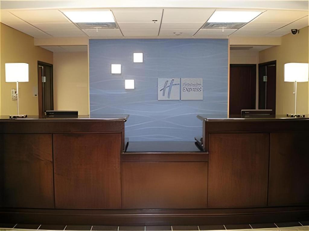 Holiday Inn Express Hotel & Suites Columbus By Ihg Exterior foto