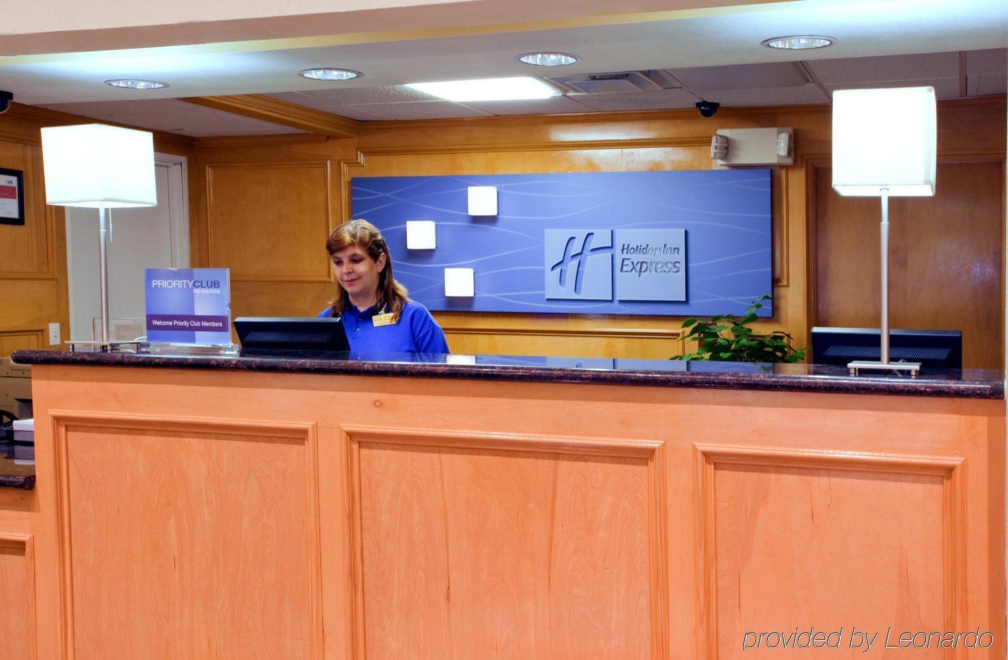 Holiday Inn Express Hotel & Suites Columbus By Ihg Interior foto