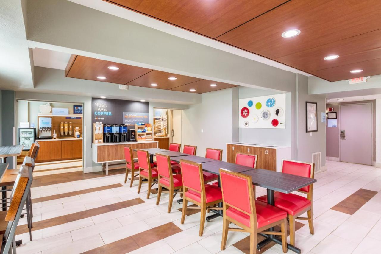 Holiday Inn Express Hotel & Suites Columbus By Ihg Exterior foto